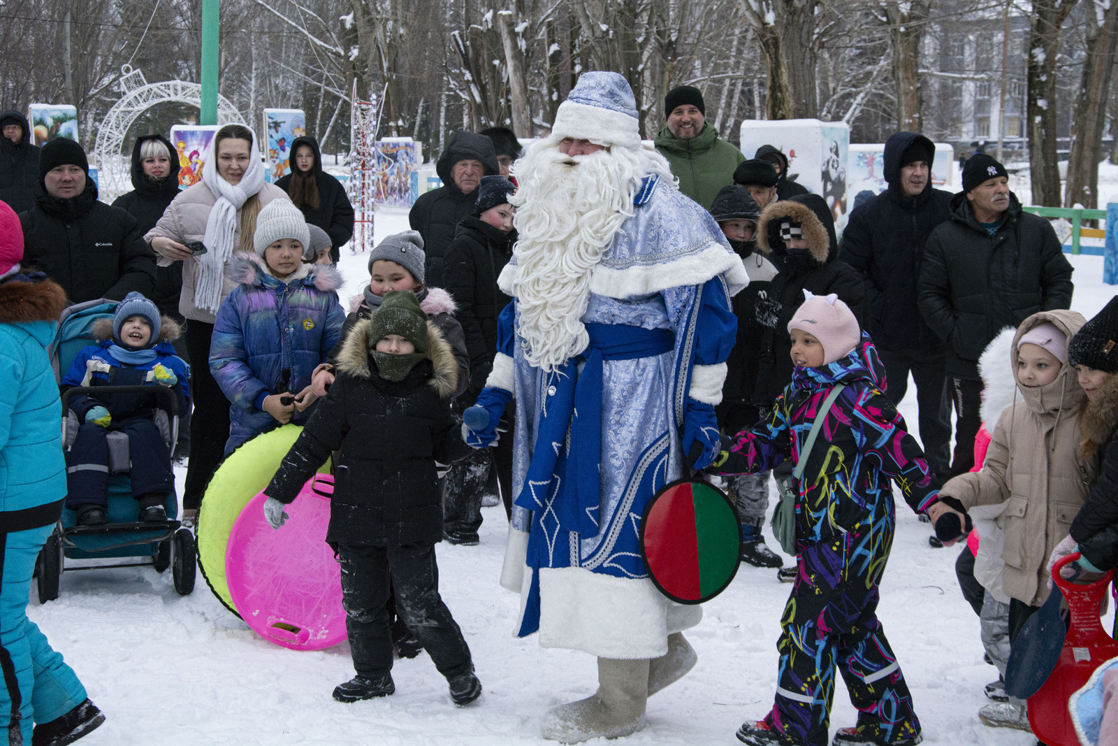 В Первомайском микрорайоне открылся новогодний городок