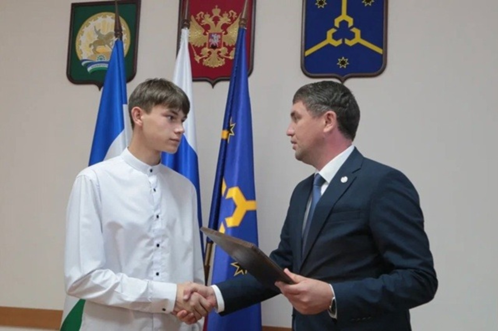 В Башкирии наградили школьника, который поймал выпавшую из окна девочку