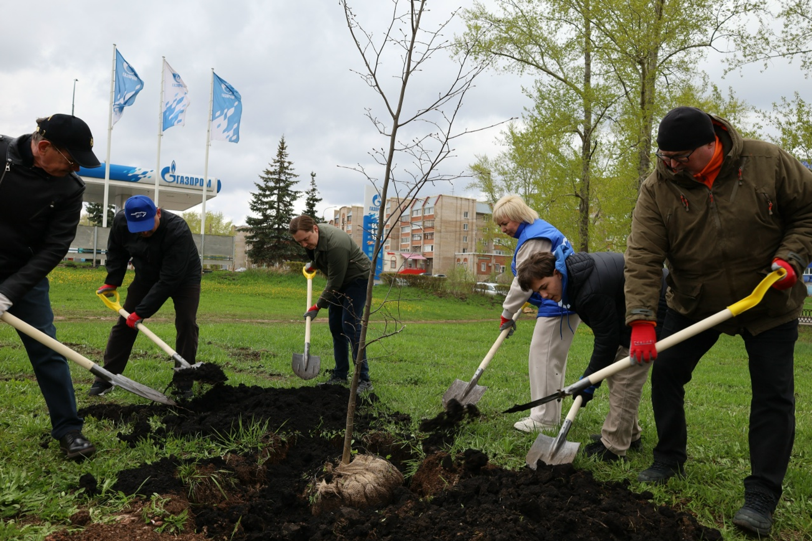 Жители Стерлитамака высадили деревья и приняли участие в  субботнике