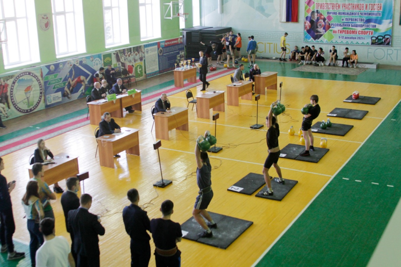 В Стерлитамаке проходят соревнования по гиревому спорту