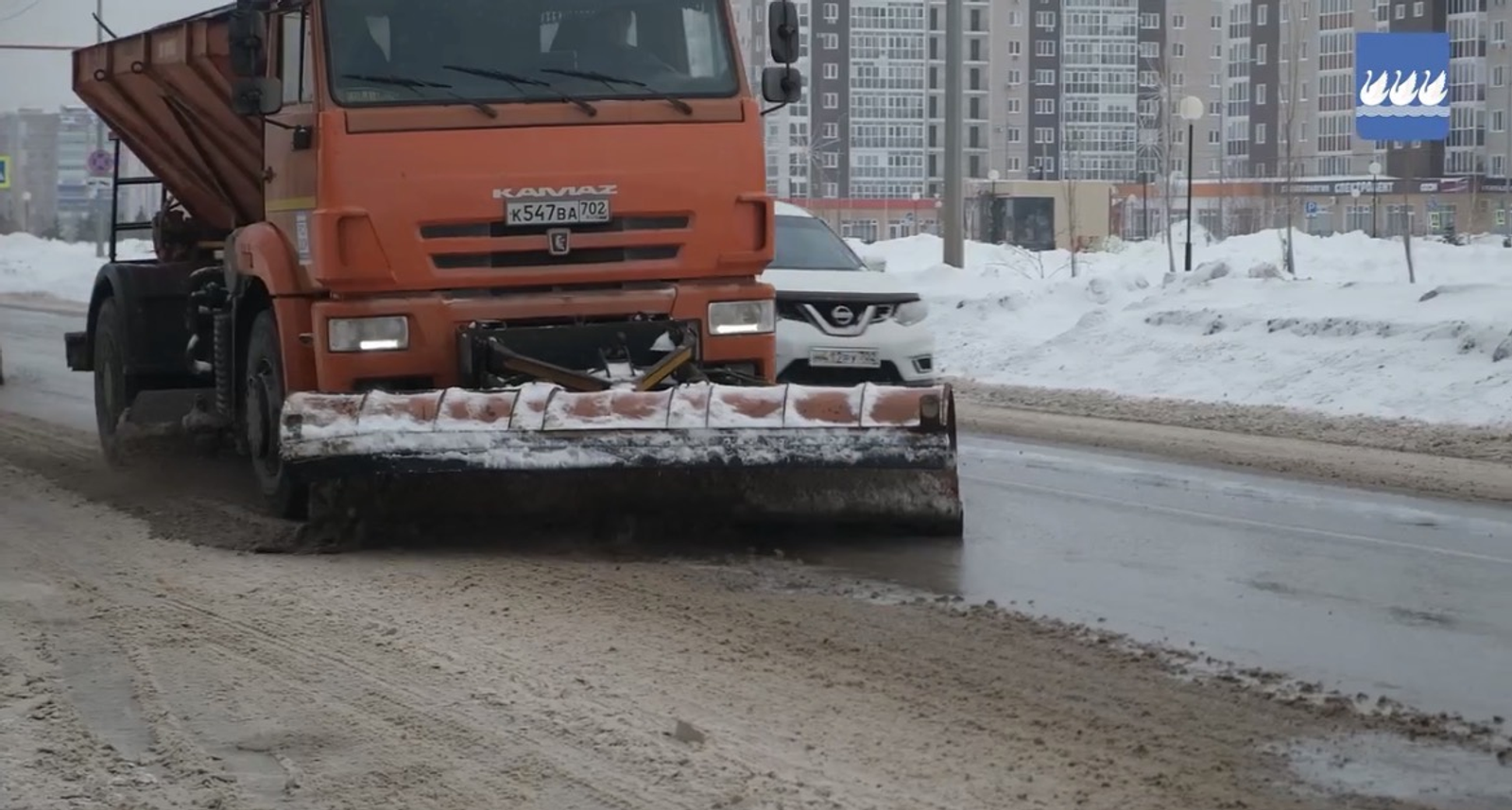 В Стерлитамаке коммунальные службы продолжают очищать дороги от снега