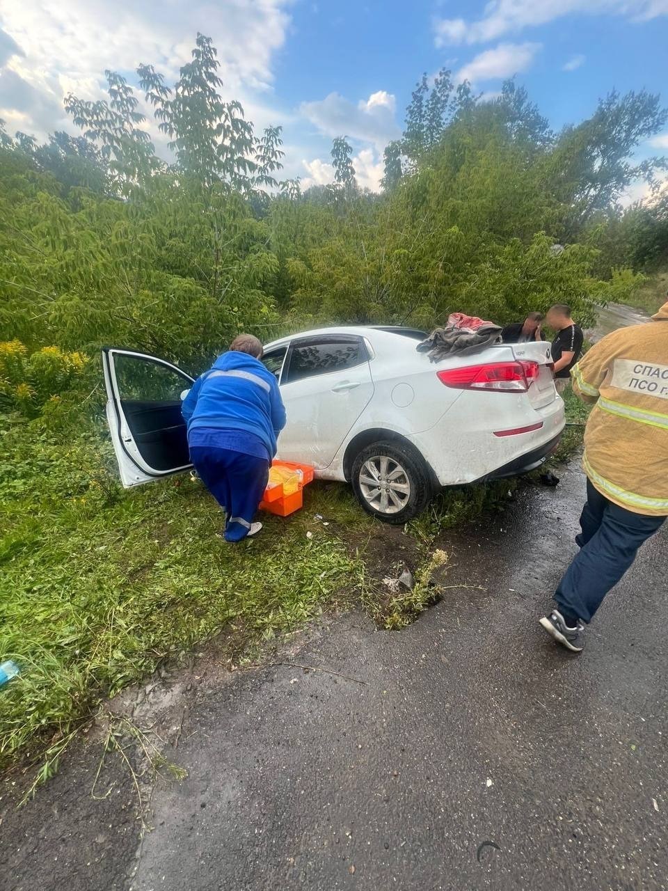 В Башкирии спасатели помогли зажатой в салоне автомобиля пассажирке
