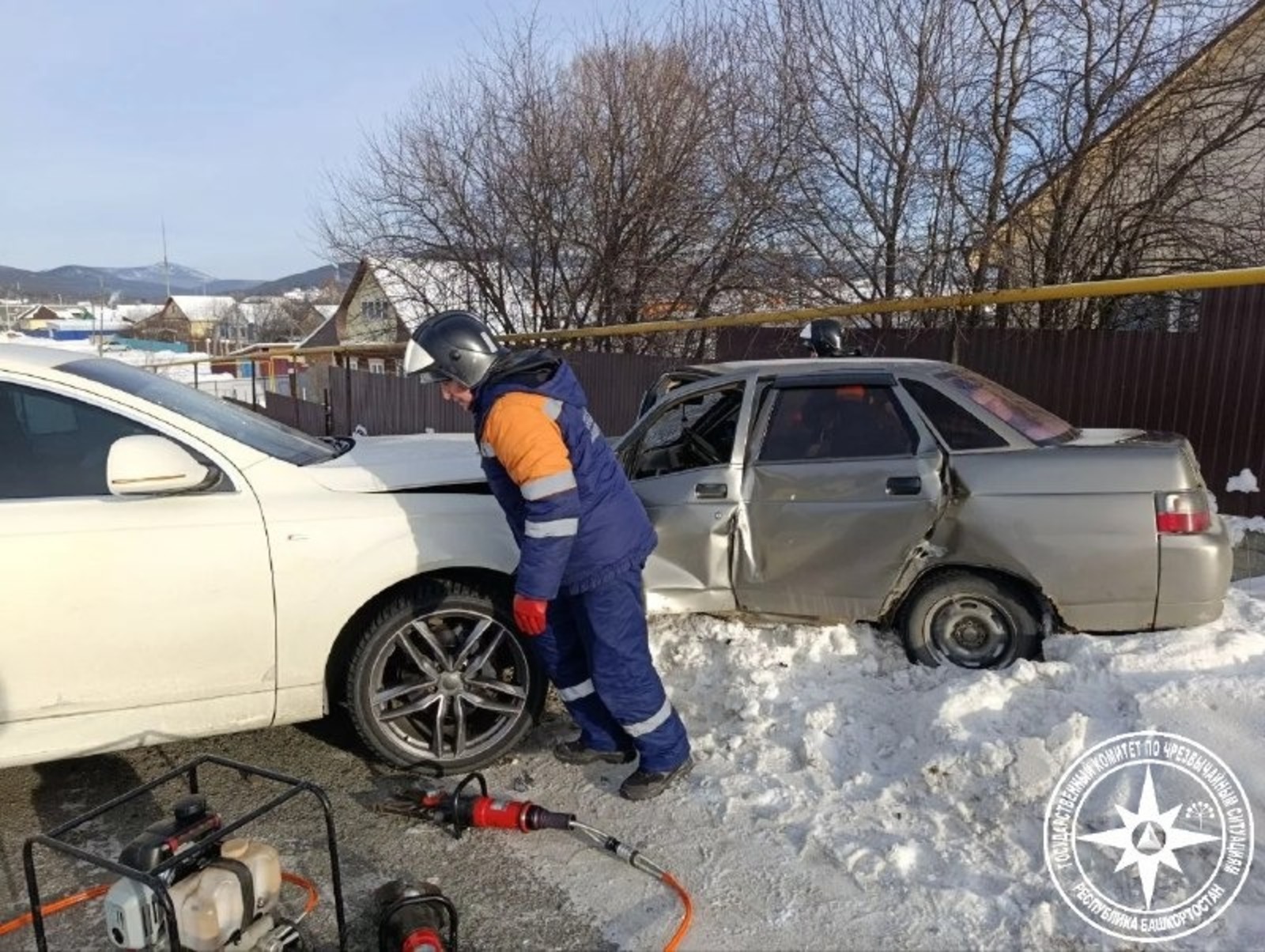 В Башкирии пострадавшему в ДТП водителю потребовалась помощь спасателей