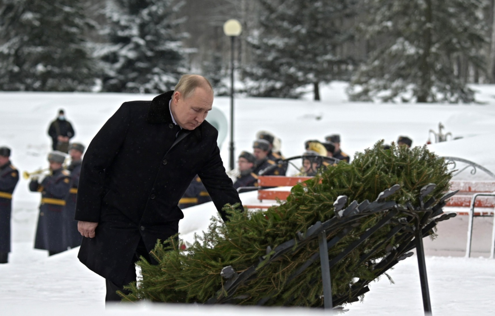 Владимир Путин возложил венок к монументу «Мать-Родина» на Пискарёвском мемориальном кладбище в Санкт-Петербурге