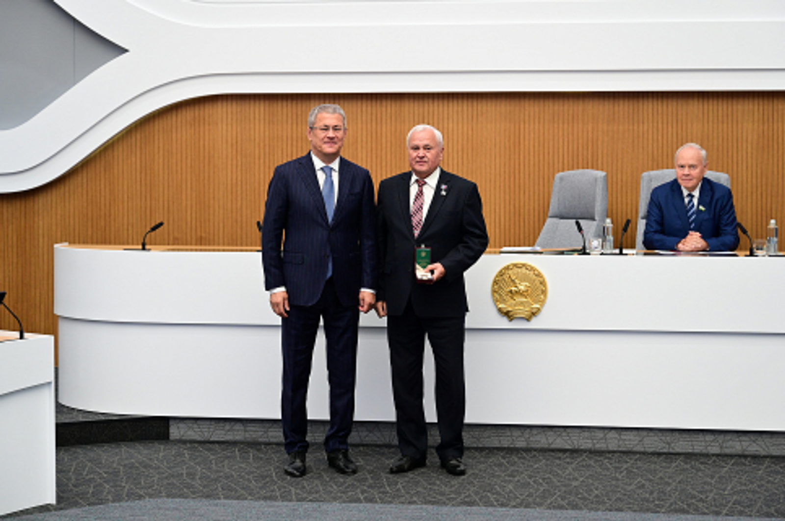 Глава Башкирии вручил орден генерала Шаймуратова Герою России Рифу Сахабутдинову