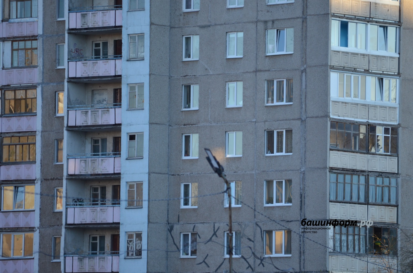В Башкирии зафиксировано 23 случая выпадения детей из окон