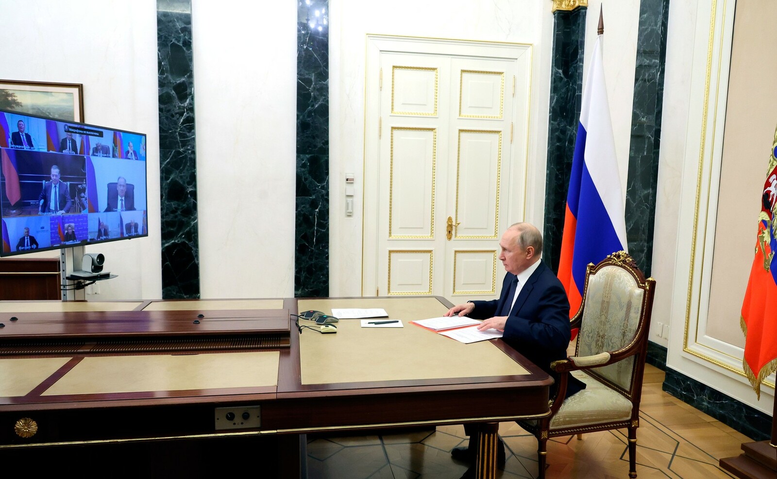 Президент РФ Владимир Путин  провёл в режиме видеоконференции оперативное совещание с постоянными членами Совета Безопасности