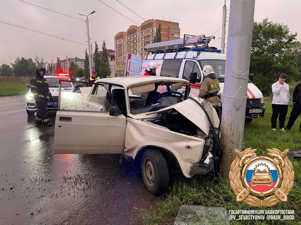 В Стерлитамаке “семерка” врезалась в столб. Водитель погиб
