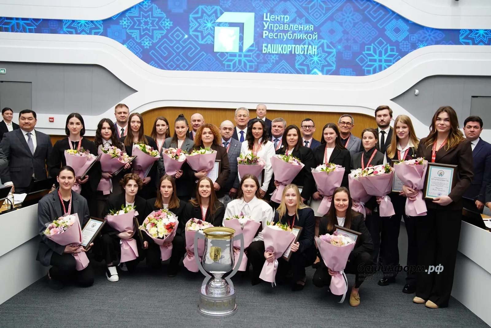 Глава Башкирии наградил хоккеисток «Агидели»