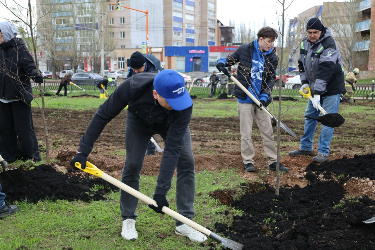 Жители Стерлитамака высадили деревья и приняли участие в  субботнике