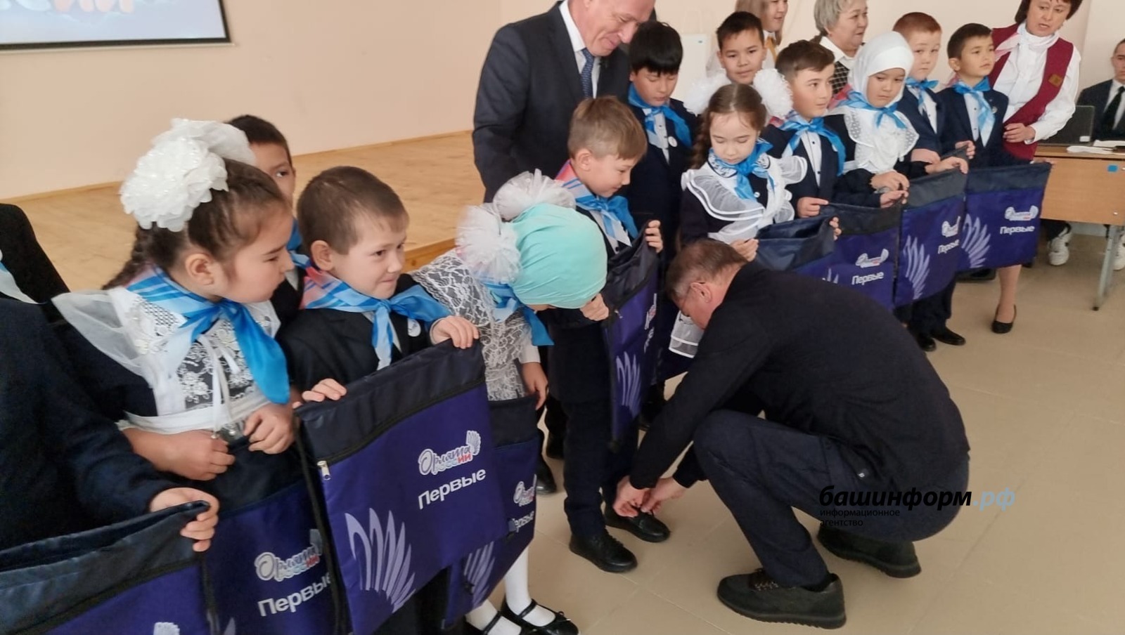 Глава Башкирии помог завязать шнурки маленькому школьнику